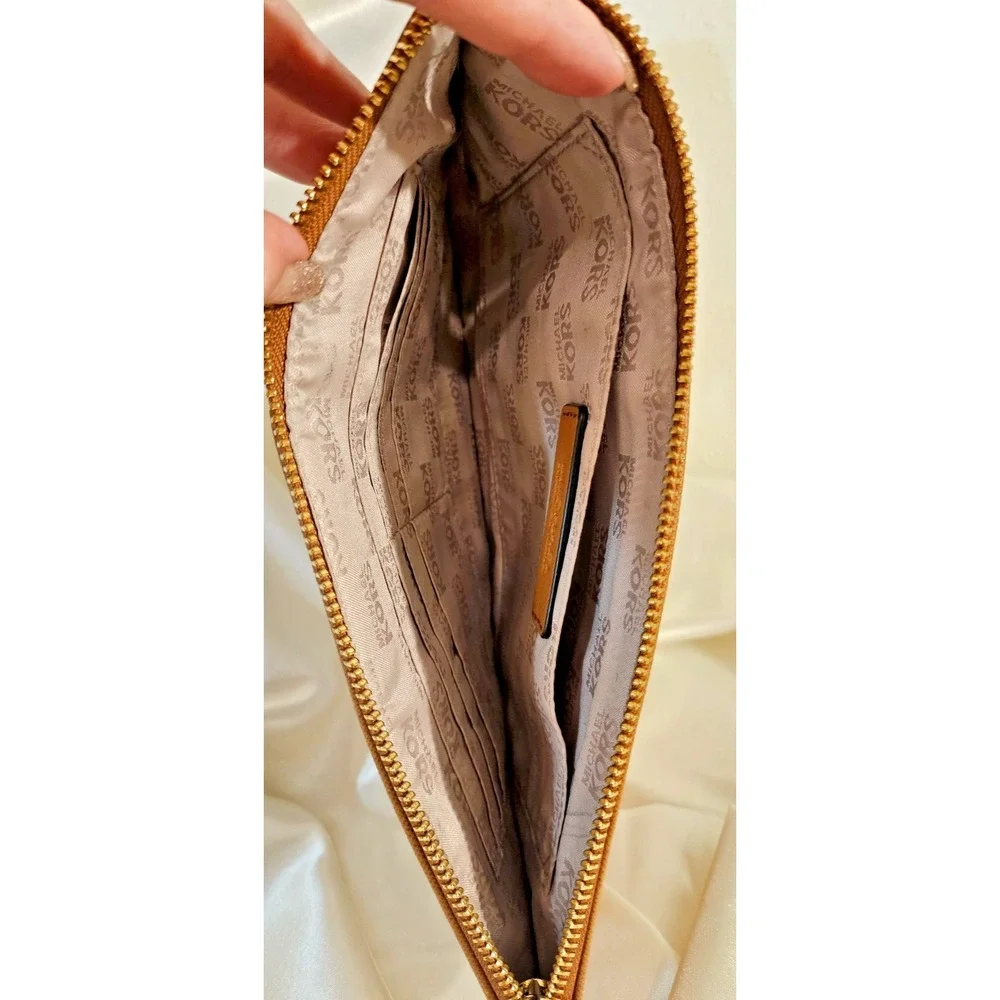 Michael Kors Large(10.5 x 6) Top Zip Leather Pouch/Wristlet/Makeup Bag/Tan/White